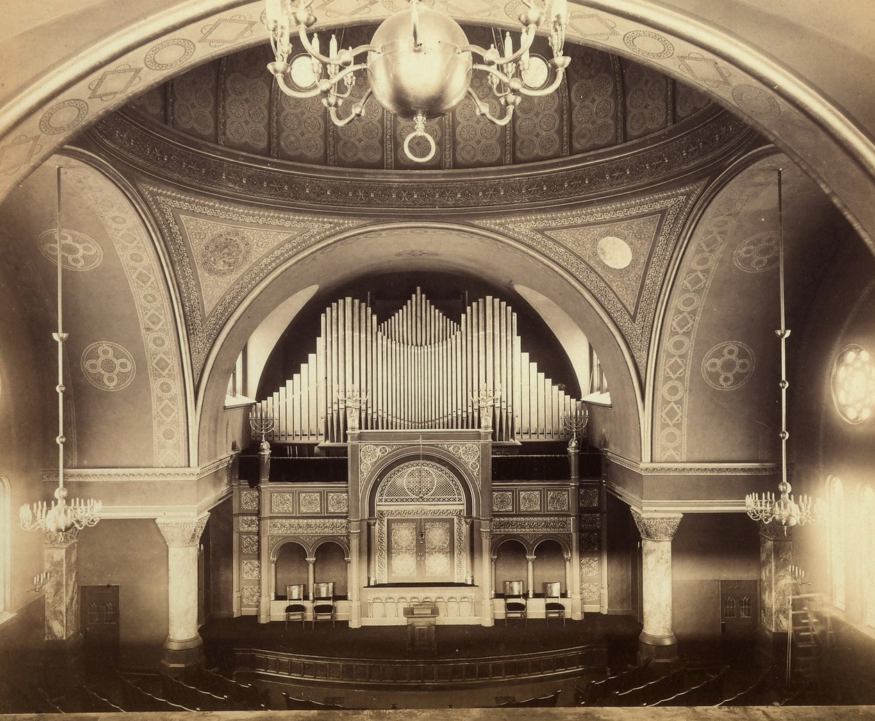 New Yorkin synagogan sisätilat tekijältä American Photographer