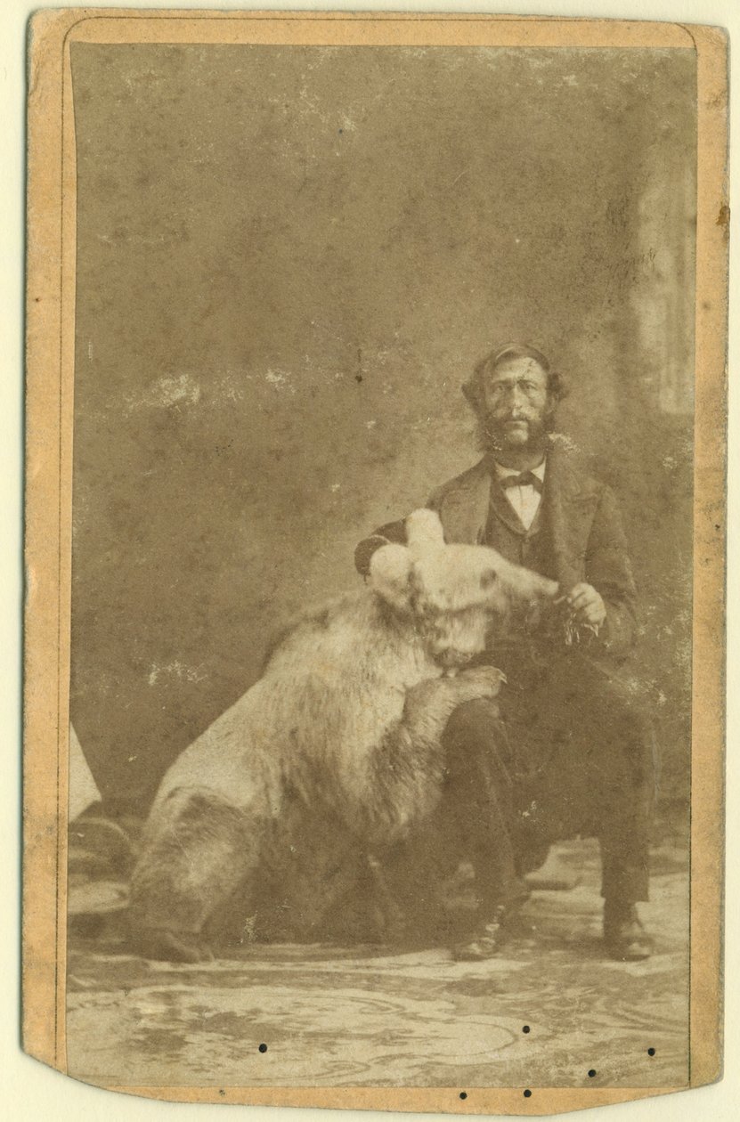 James Capen Grizzly Adams (1807-60) kuvattiin Grizzly-karhun kanssa tekijältä American Photographer