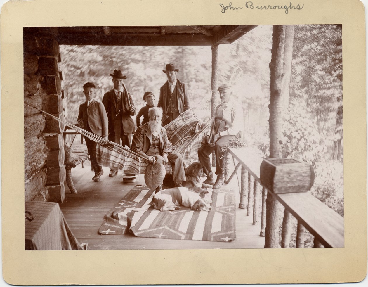 John Burroughs (1827-1921), amerikkalainen luonnontieteilijä, istuu riippumatossa ryhmän keskellä (hopeakloridikuva) tekijältä American Photographer