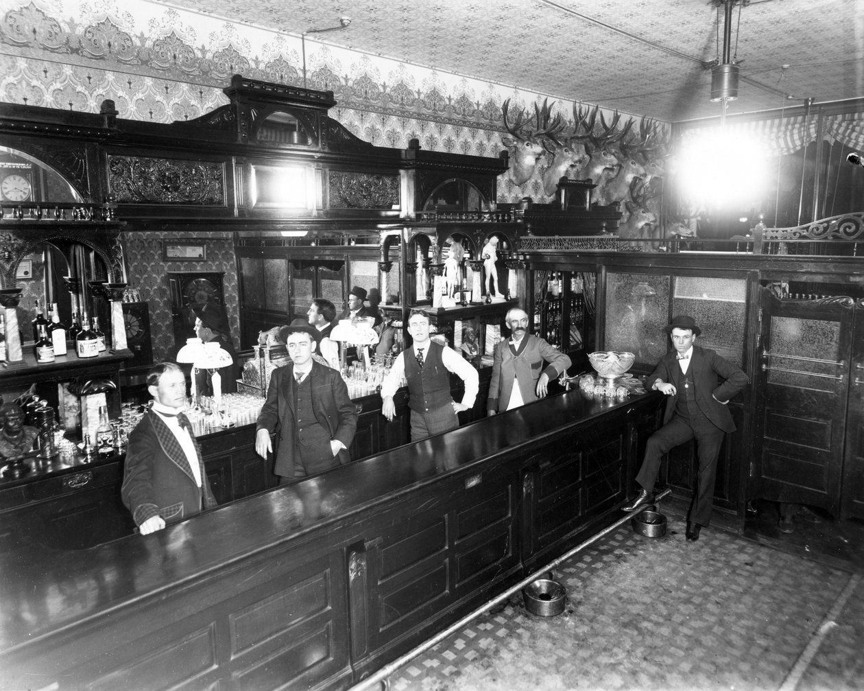 Leadville Saloon, n. 1883-1889 tekijältä American Photographer