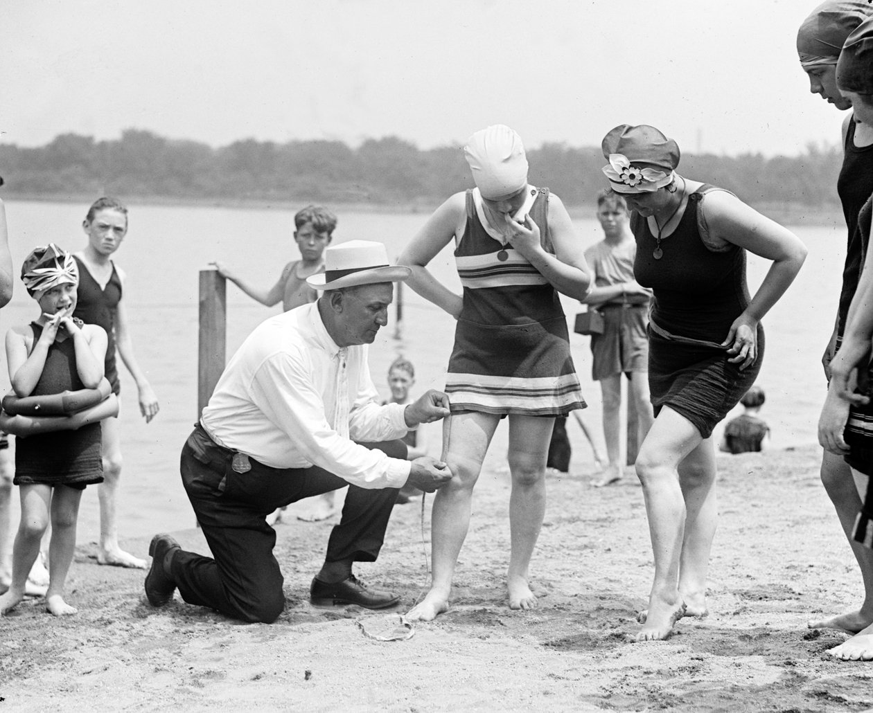 Uimapukujen mittaaminen, n.1922 tekijältä American Photographer