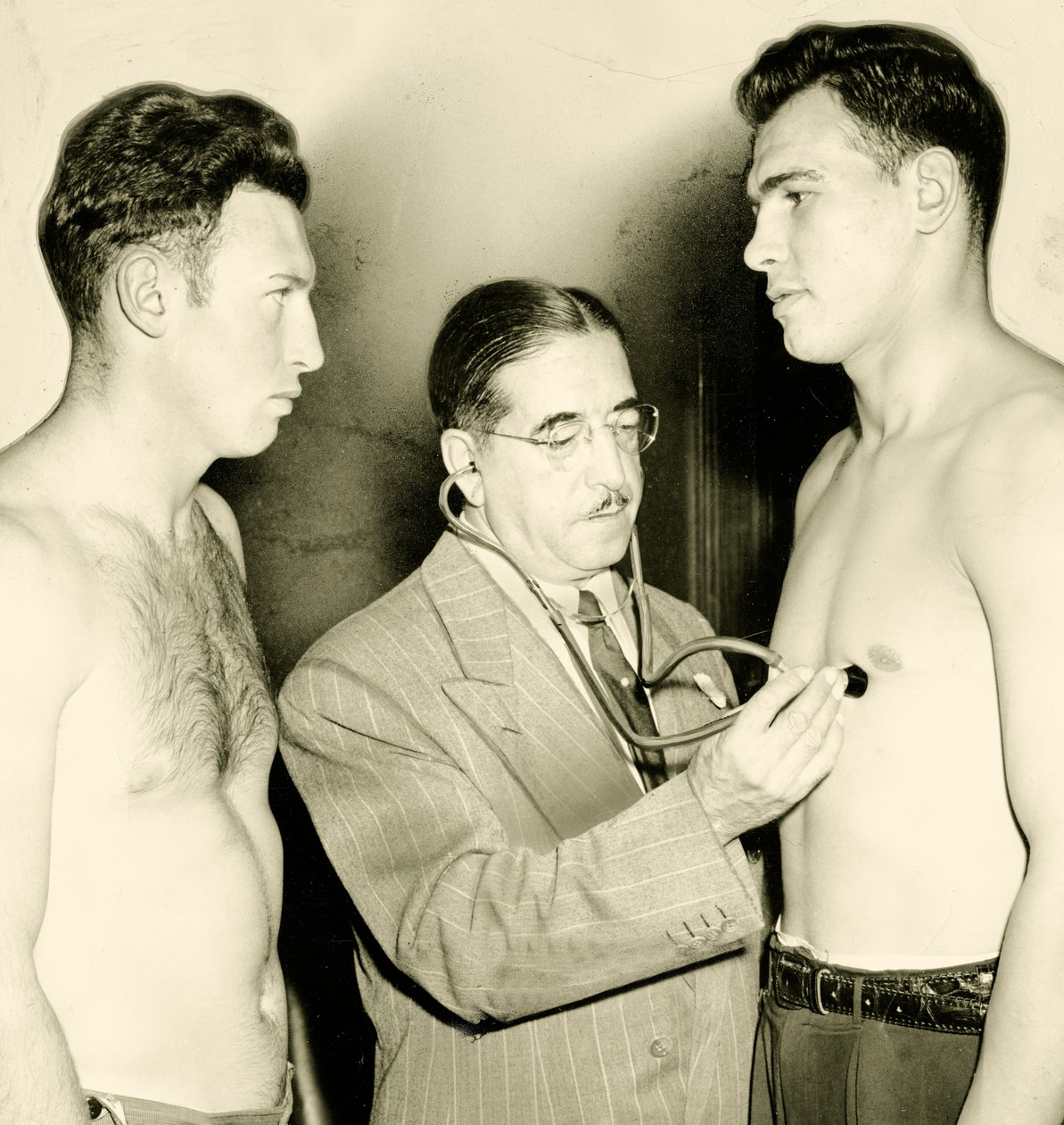 Lääkärintarkastus ennen nyrkkeilyottelua, c. 1930 tekijältä American Photographer