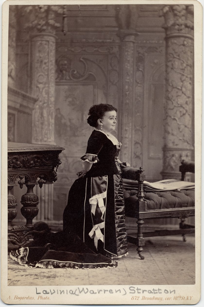 Mercy Lavinia Warren Bump Stratton, salanimi: rouva Tom Thumb (1841-1919), esiintyjä, kääpiö, Charles Sherwood Strattonin vaimo, nimimerkki: kenraali Tom Thumb (1838-83); Kuva: A Bogardus, New York (alb tekijältä American Photographer