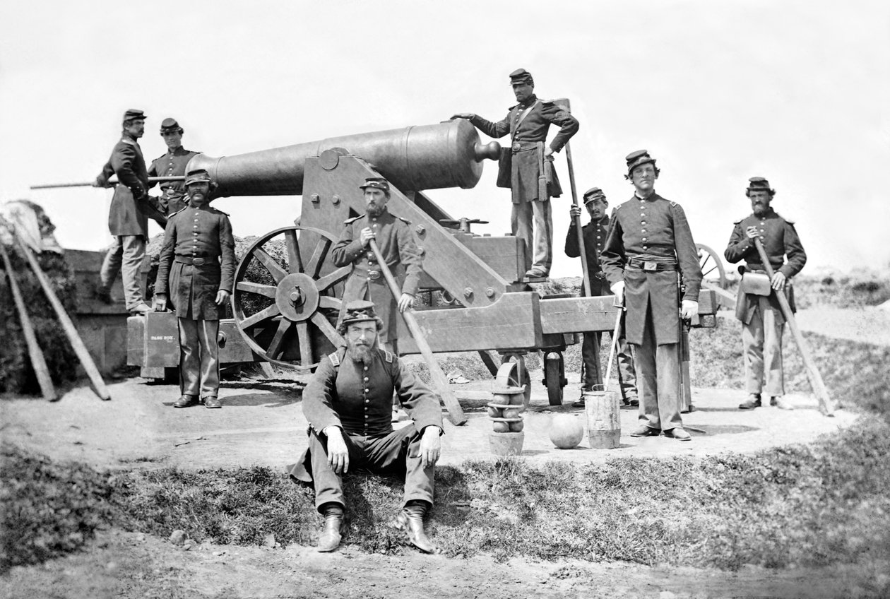New Yorkin tykkimiehiä raskaan tykin kanssa Fort Corcoranissa keväällä 1862. tekijältä American Photographer