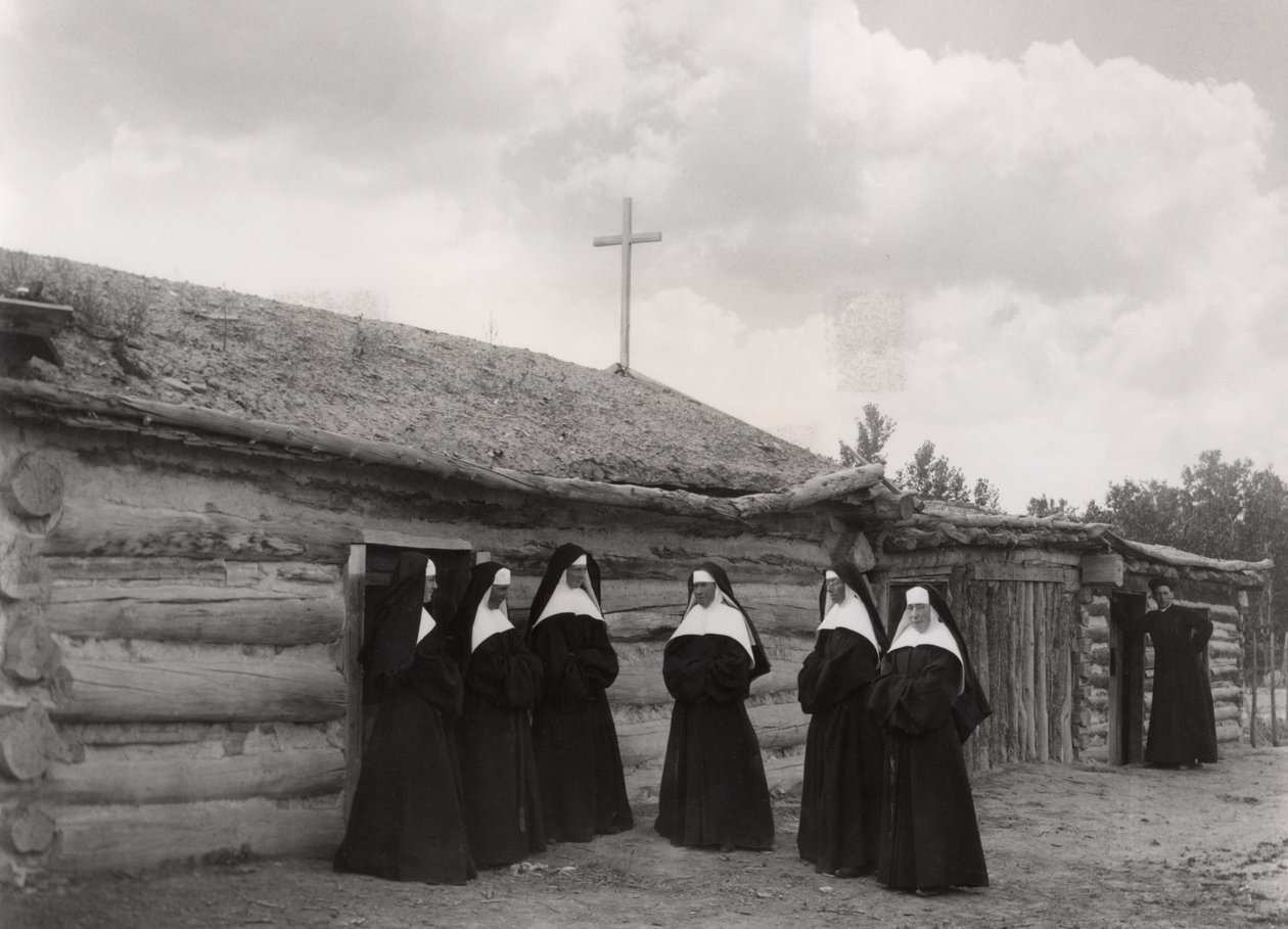 Nunnat Saint Labren lähetystön edessä, Ashland, Montana tekijältä American Photographer