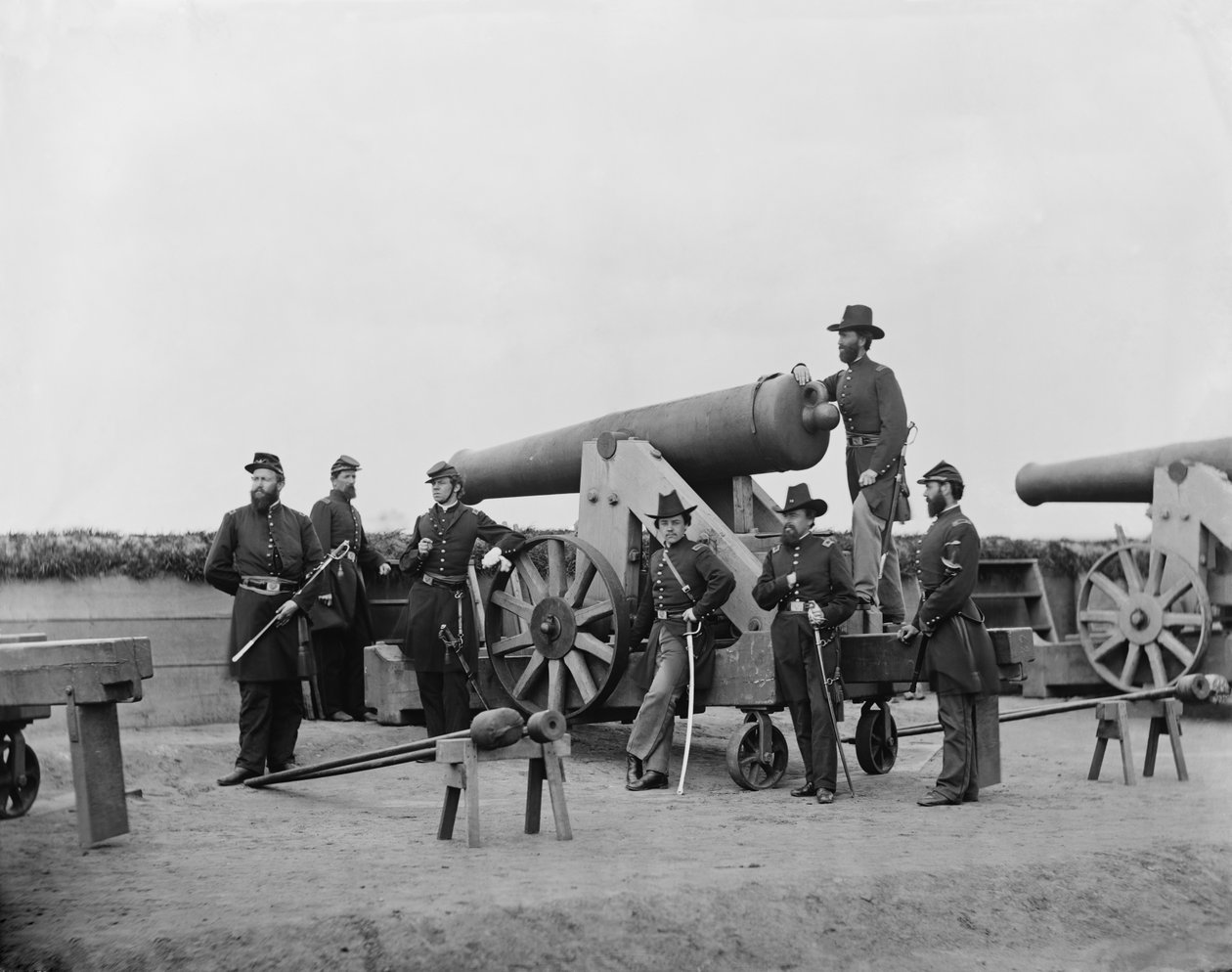 Upseerit poseeraavat raskaan tykin kanssa Washingtonin ulkopuolella, D. C., n. 1862. tekijältä American Photographer