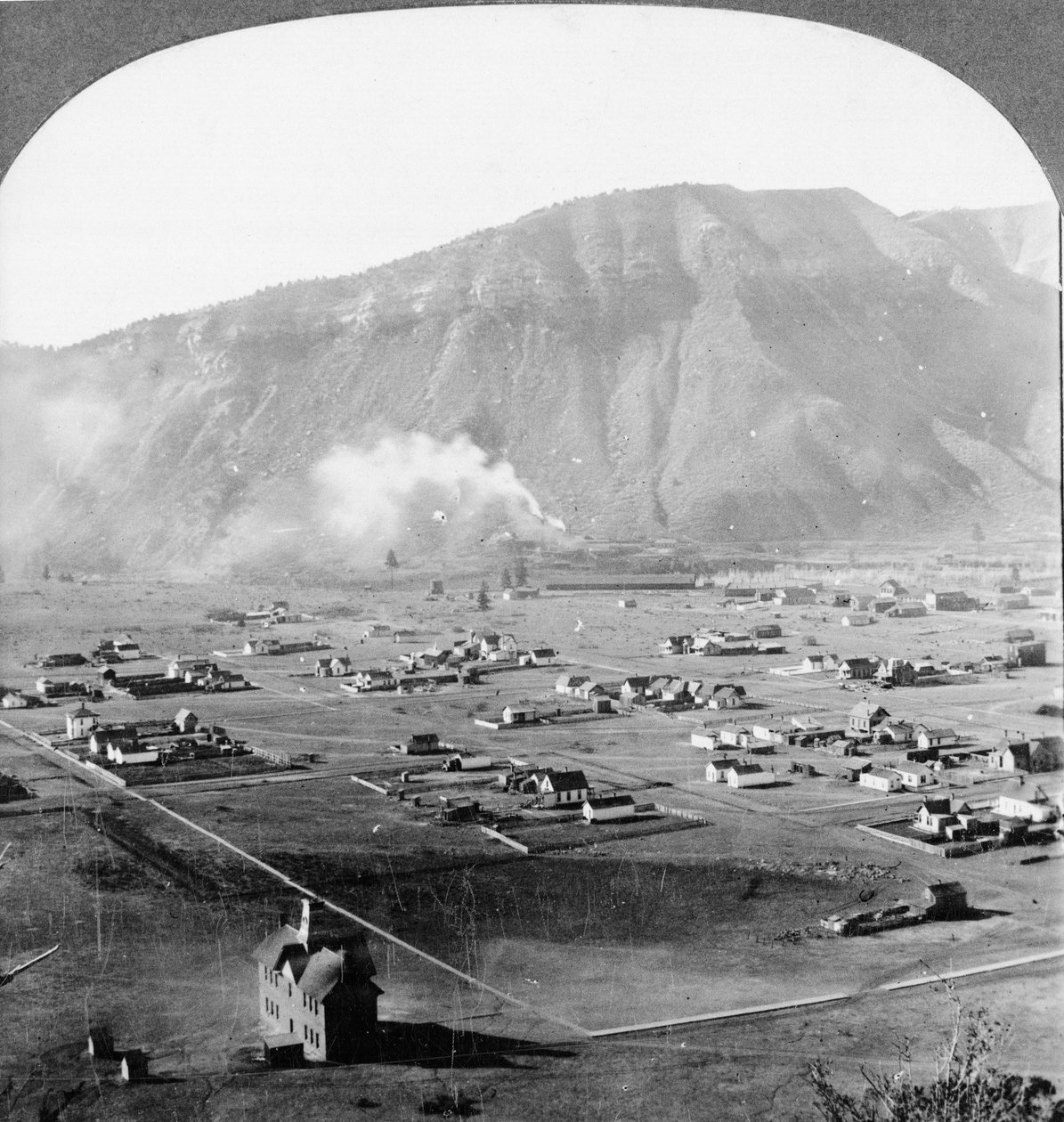 Yleiskatsaus Durangoon, Coloradoon, vuorten kaukaisuudessa tekijältä American Photographer