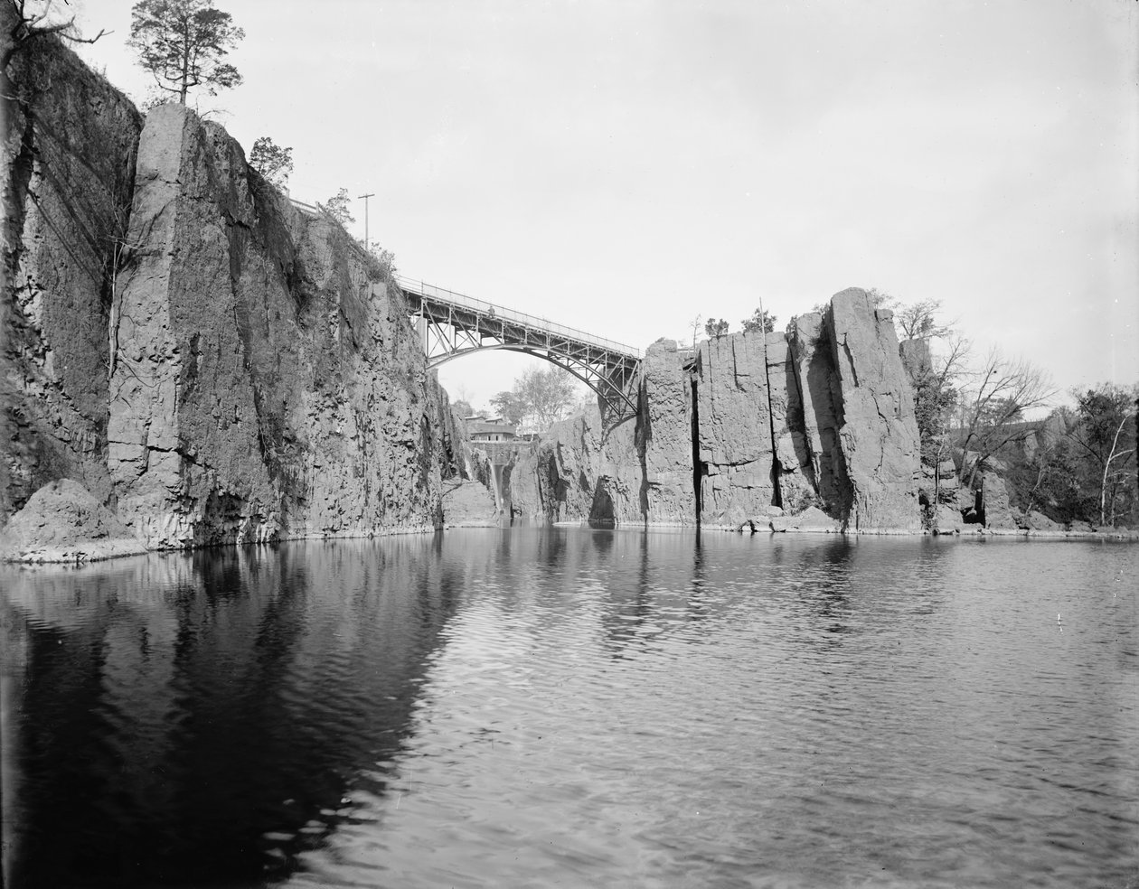 Passaic Falls, 1890-1901 tekijältä American Photographer