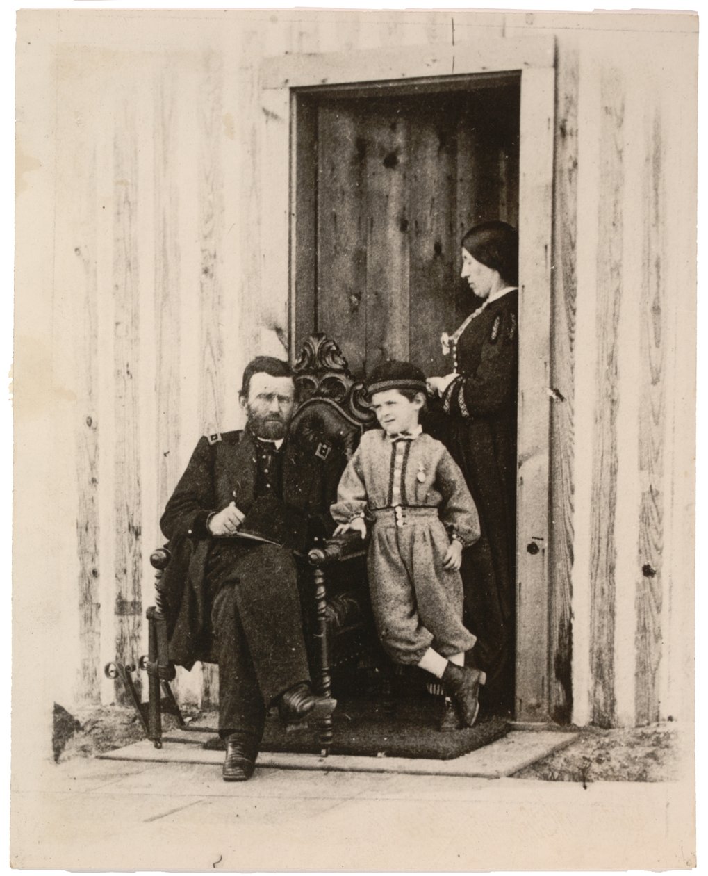 Valokuva Ulysses S. Grantista, Juliasta ja Jesse Grantista City Pointissa, Va., 1865, painettu noin 1940-luvulla (seepiakuva) tekijältä American Photographer