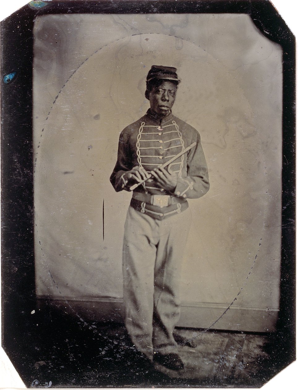 Private John Goosberry, Company E, 54. Mass. Jalkaväkirykmentti, n. 1865 (valokuva) tekijältä American Photographer
