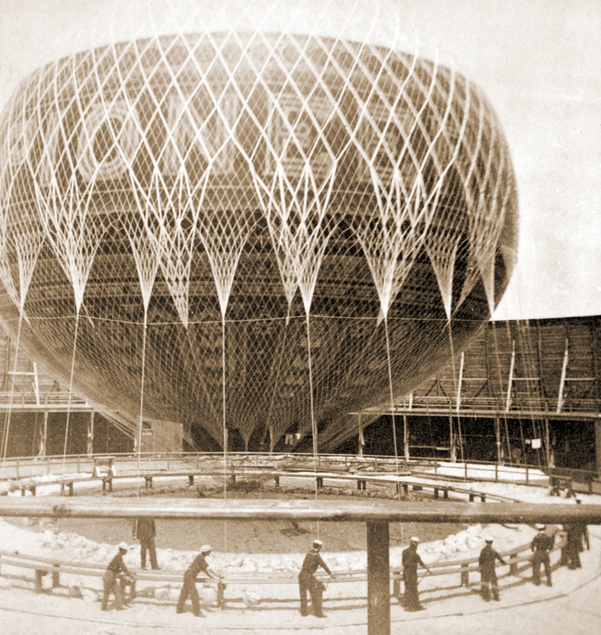 Professor Kings captive balloon, The Pioneer, Manhattan Beach Resort, Kalifornia, 1879 (seepiakuva) tekijältä American Photographer