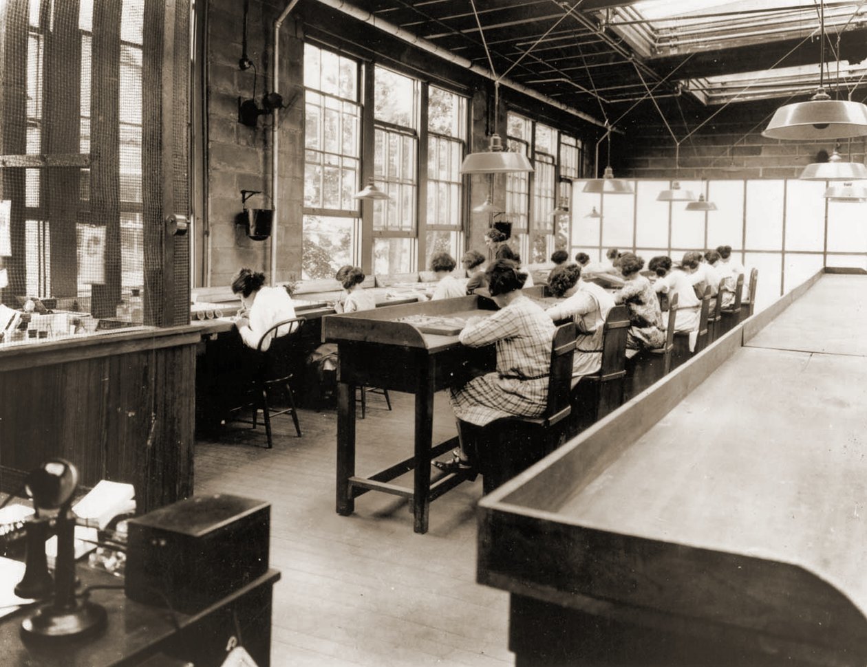 Radium Girls työskentelee Yhdysvaltain Radium Corporationin tehtaalla. n. 1922 (seepiavalokuva) tekijältä American Photographer