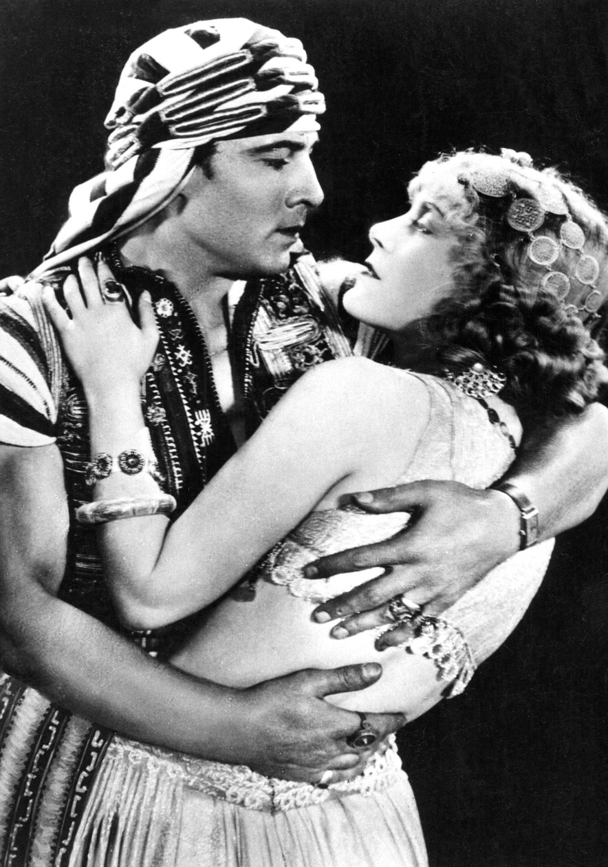 Rudolf Valentino Ahmedina ja Vilma Banky Yasminina elokuvassa Sheikin poika 1926, noin 1930. tekijältä American Photographer