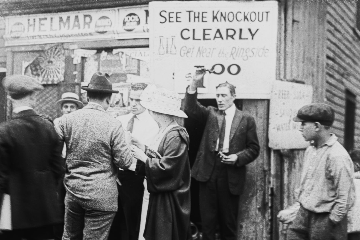 Myydään oopperalaseja parhaaksi näkemykseksi nyrkkeilyottelusta, New York, 1900 tekijältä American Photographer