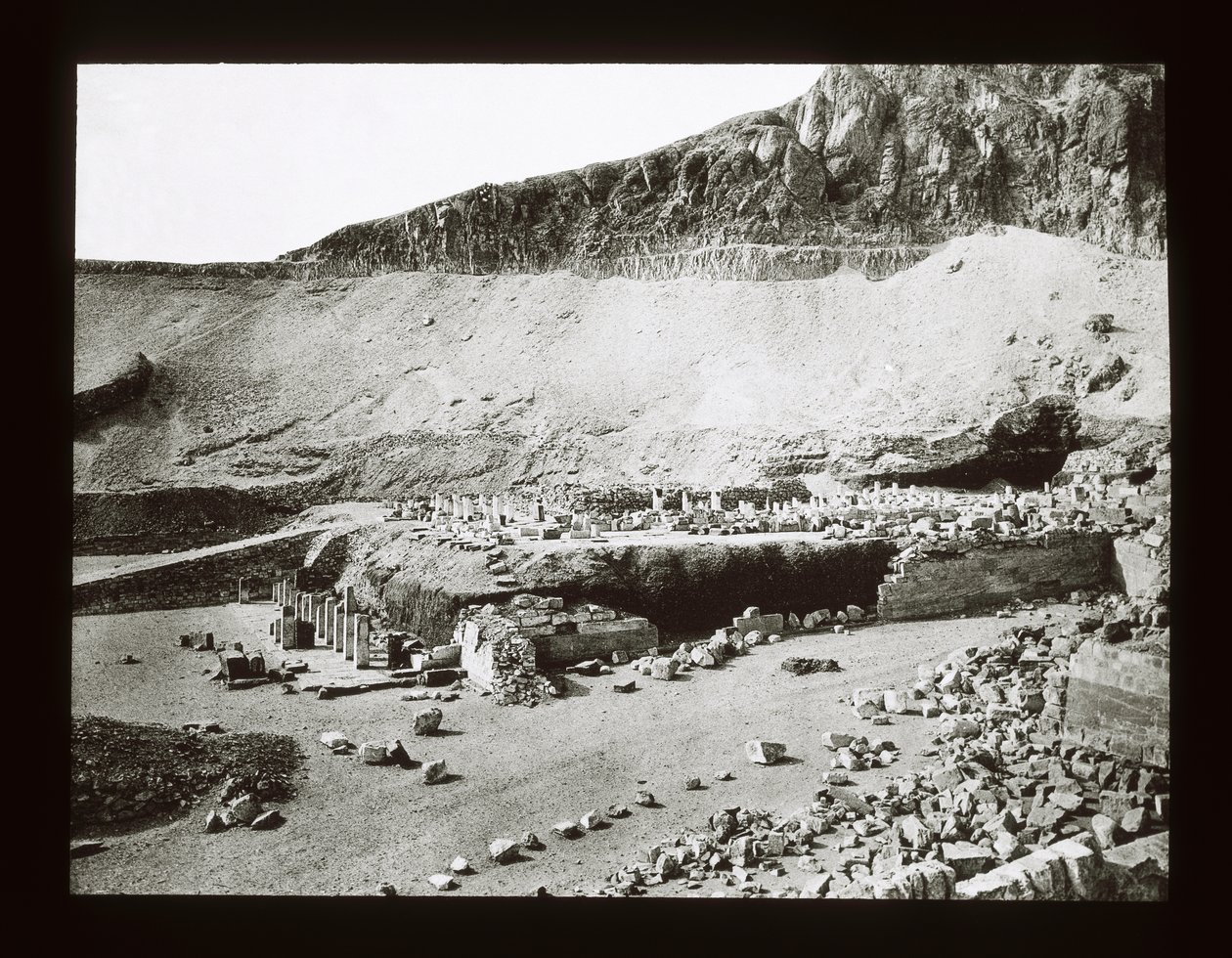 Menthu-Hotepin temppeli, Deir El-Bahri (lyhtyliukumäki) tekijältä American Photographer