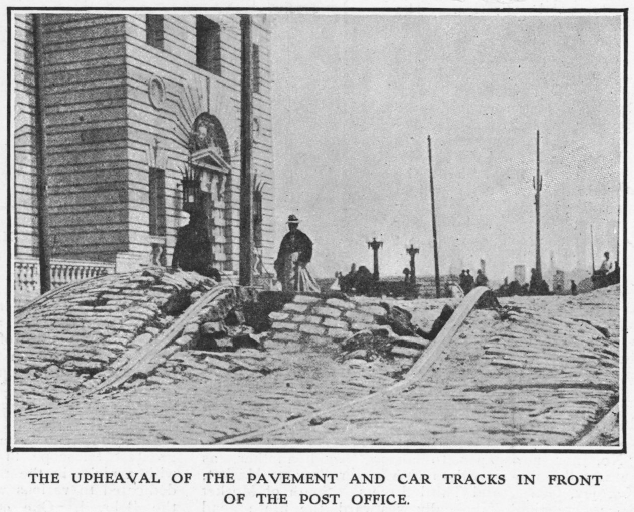 Jalkakäytävän ja autojälkien mullistus Postin edessä, vuoden 1906 San Franciscon maanjäristyksen jälkeen, 1906 tekijältä American Photographer
