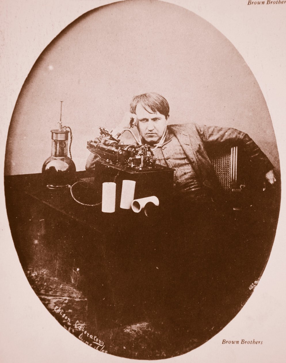 Thomas A. Edison istuu parannetun koneensa vieressä, 1889 (seepiakuva) tekijältä American Photographer