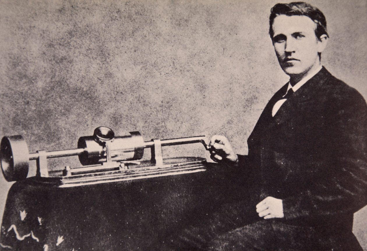 Thomas A. Edison istuu keksintönsä, fonografin, vieressä, 1878 tekijältä American Photographer