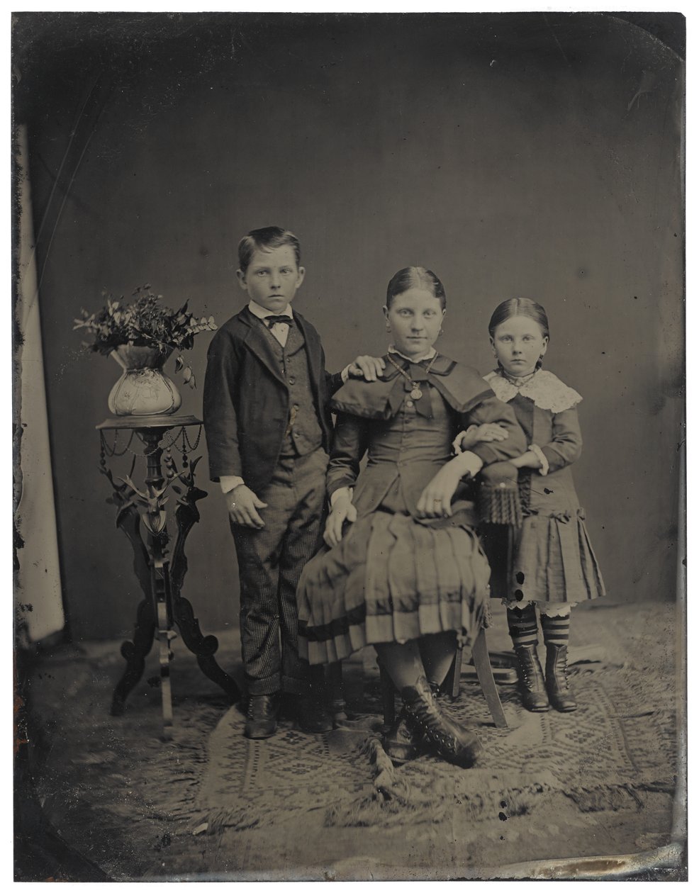 [Kolme lasta], n. 1850-1910 (tinatyyppi) tekijältä American Photographer