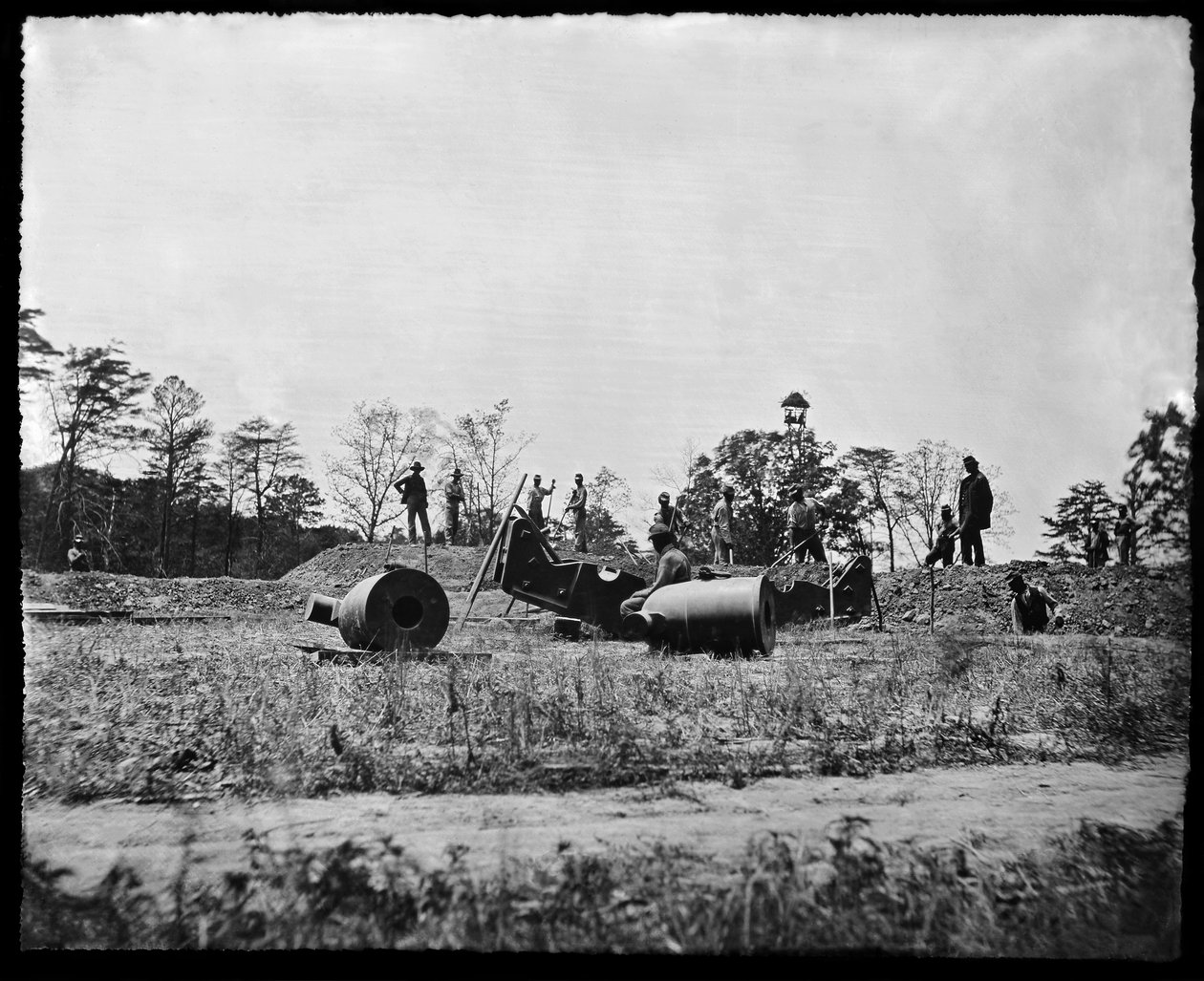 Unionin työryhmä valmistautuu asentamaan kranaatinheittimiä Pietarin lähellä, Virginiassa, kesällä 1864. tekijältä American Photographer