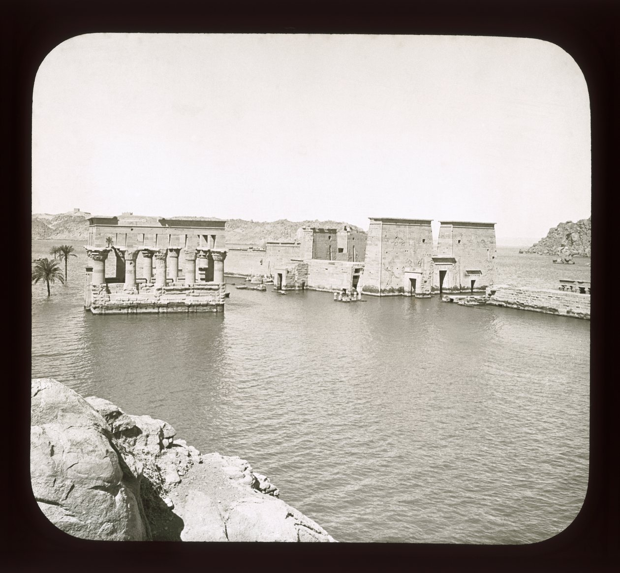 Näkymä Philaen temppelistä, 1908 (lyhtyliukumäki) tekijältä American Photographer