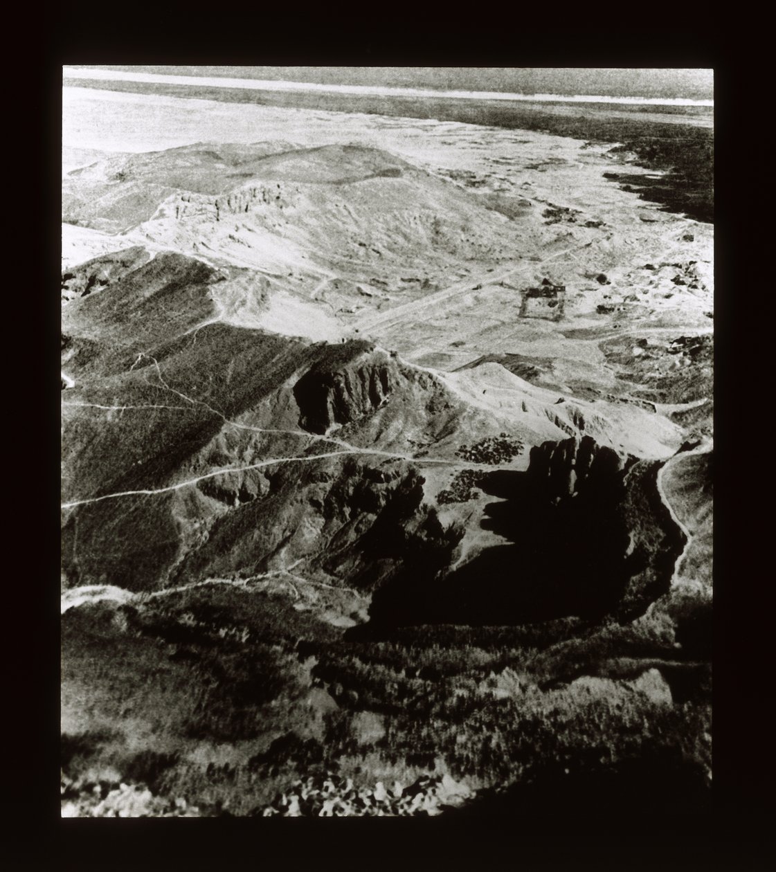 Näkymä Deir El-Bahrin temppeleiden paikalle (lyhtyliukumäki) tekijältä American Photographer