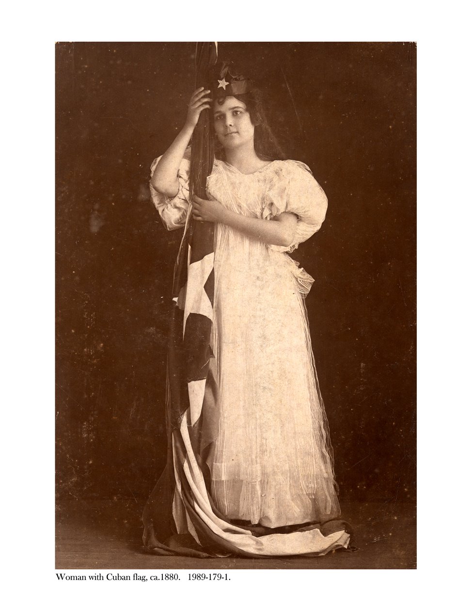 Nainen Kuuban lipun kanssa, n. 1880 tekijältä American Photographer