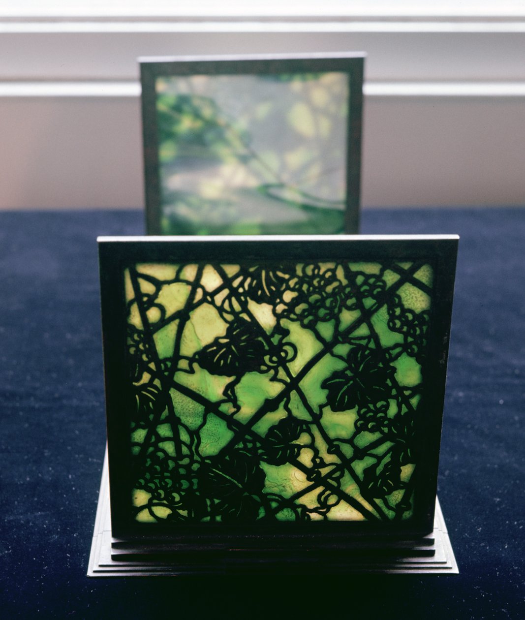 Art Nouveau -kirjatelineet, Tiffany Studios, n. 1894 (lyijylasi) tekijältä American School