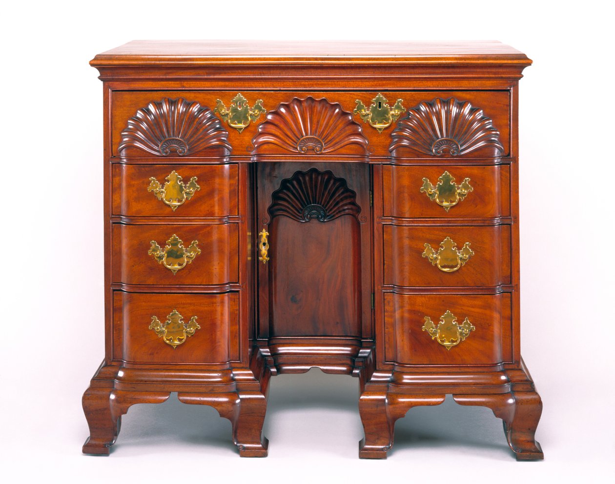 Bureau-pöytä, John Townsendin (173233-1809), Rhode Island, Newport, 1785-1800 (mahonkipuu) liikkeen ansioksi. tekijältä American School