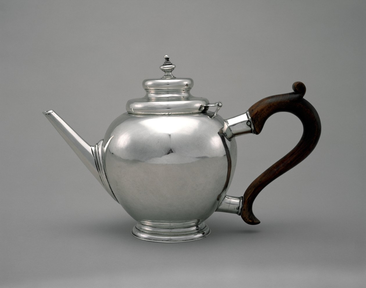 Teekannu, Bartholomew Shaatsin kaupasta, n. 1728-48 (hopea) tekijältä American School