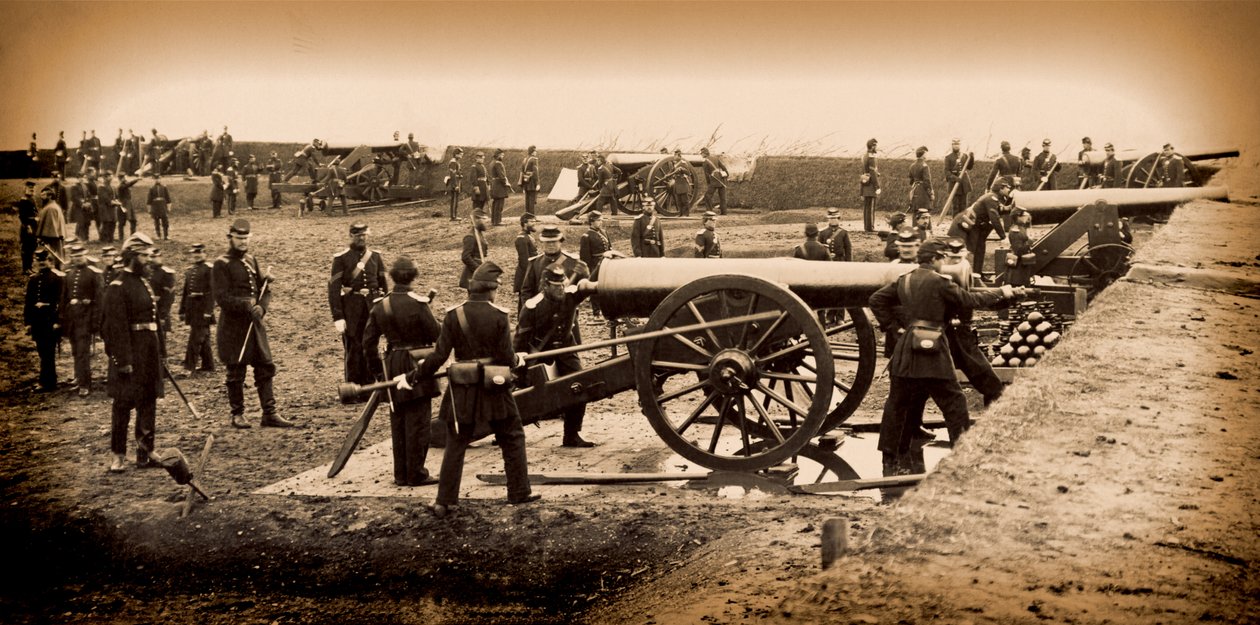 1. Connecticutin raskas tykistö miehittää tykkejä Fort Richardsonissa vuoden 1861 lopulla. tekijältä American Photographer