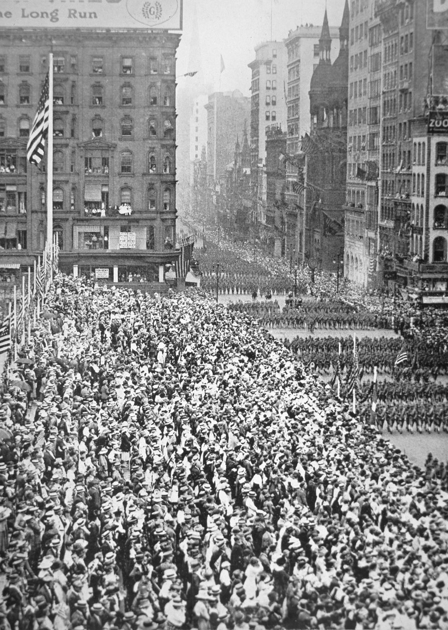 Yhdysvaltain divisioona paraati New Yorkin läpi matkalla harjoitusleirille ennen palvelusta Ranskassa tekijältä American Photographer
