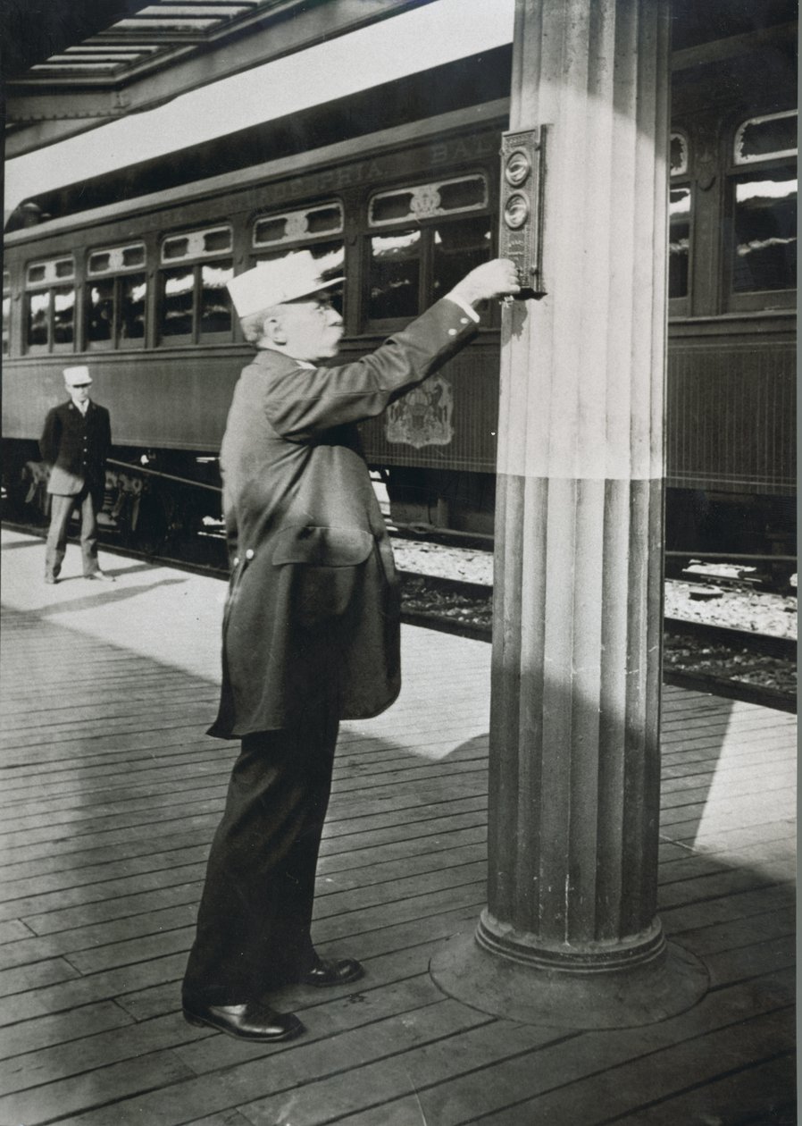 Konduktööri, joka osoitti "Royal Blue" -junan välitöntä lähtöä Washington D.C.:ssä vuonna 1910 (m/v kuva) tekijältä American Photographer
