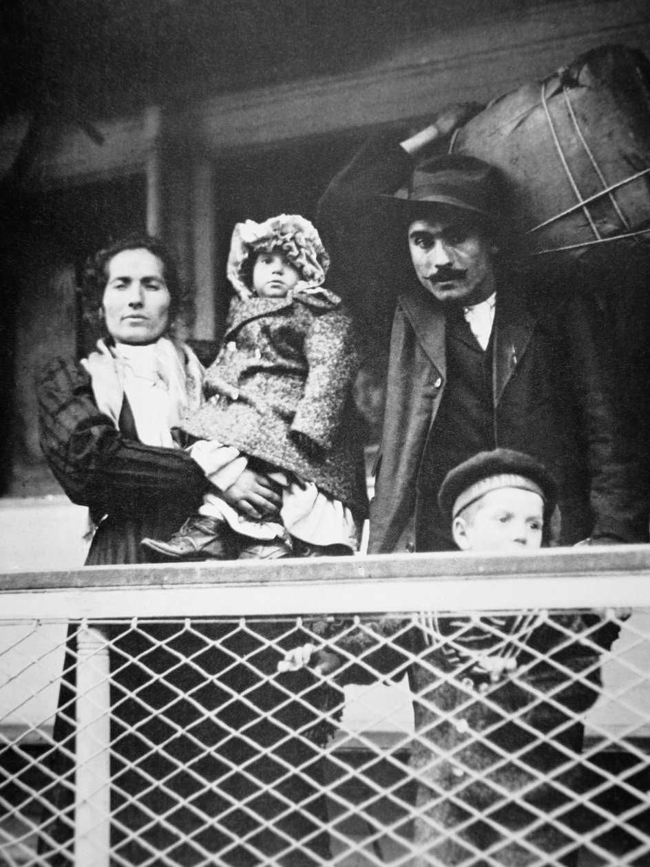 Italialainen siirtolaisperhe lautalla Ellis Islandista New Yorkiin tekijältä American Photographer