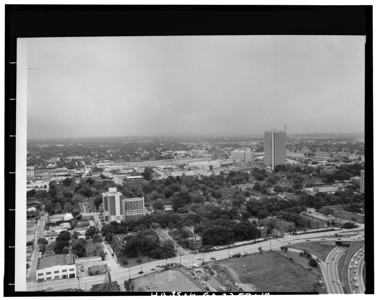 Ilmakuva luoteeseen päin, Techwood Homes (julkinen asunto), North Avenuen, Parker Streetin, William Streetin ja Lovejoy Streetin rajaama, Atlanta, Fulton County, GA tekijältä American Photographer