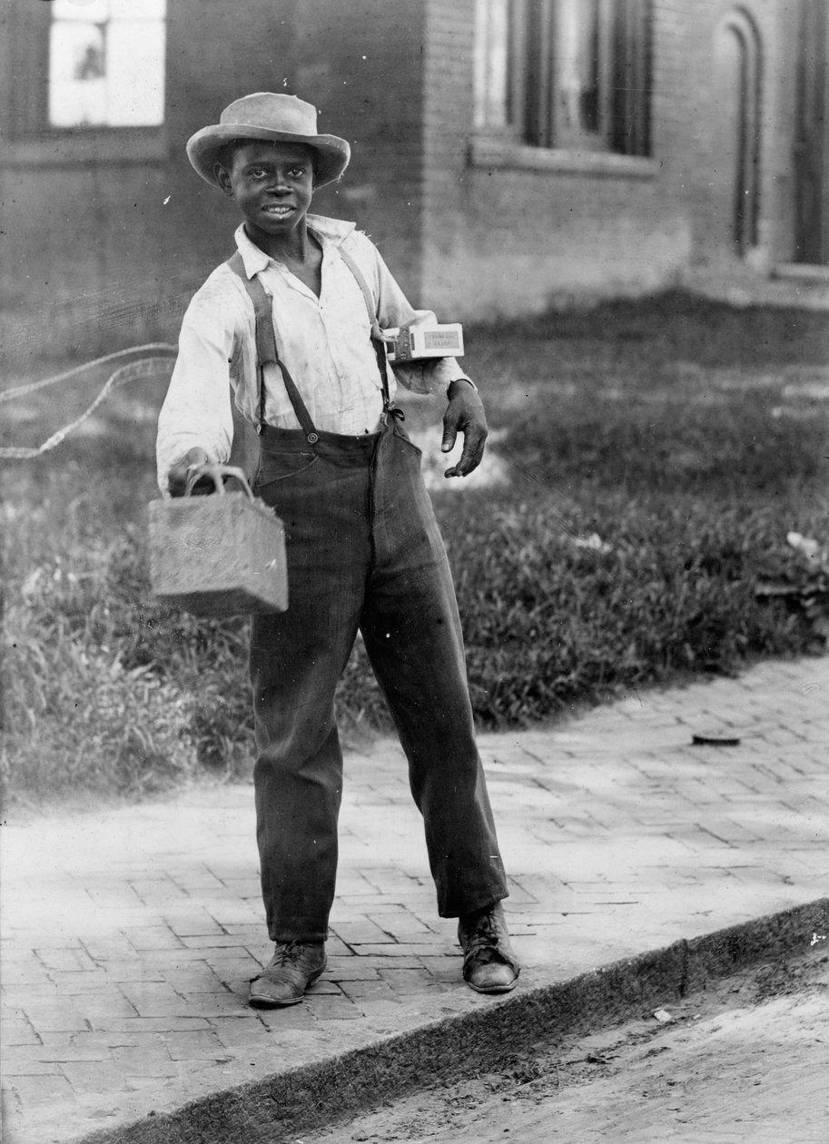 Afroamerikkalainen kengänkiillotuspoika, n. 1899 (b/w kuva) tekijältä American Photographer