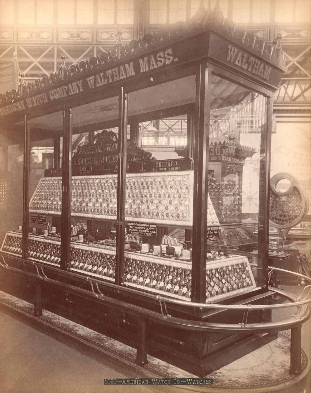 American Watch Co.s -näyttely, päärakennus, Centennial International Exhibition, Philadelphia, 1876 (albumiprintti) tekijältä American Photographer