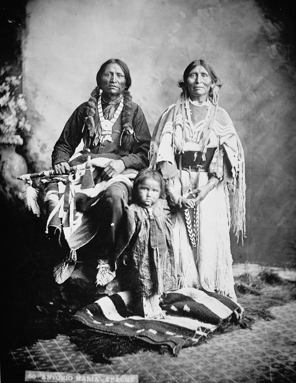 Apassipäällikkö Antonio Maria perheineen tekijältä American Photographer