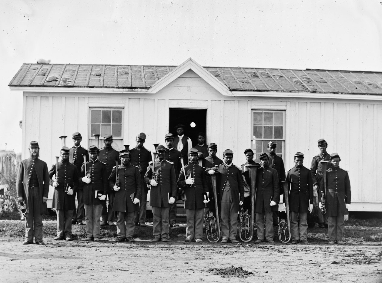 Arlington, Va. Yhdysvaltain 107. värillisen jalkaväen yhtye Fort Corcoranissa, 1865 tekijältä American Photographer