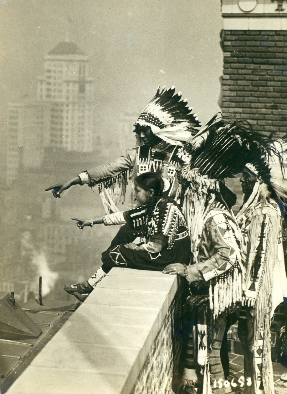 Blackfoot-intiaanit McAlpin-hotellin katolla, kieltäytyivät nukkumasta huoneissaan, New York City tekijältä American Photographer