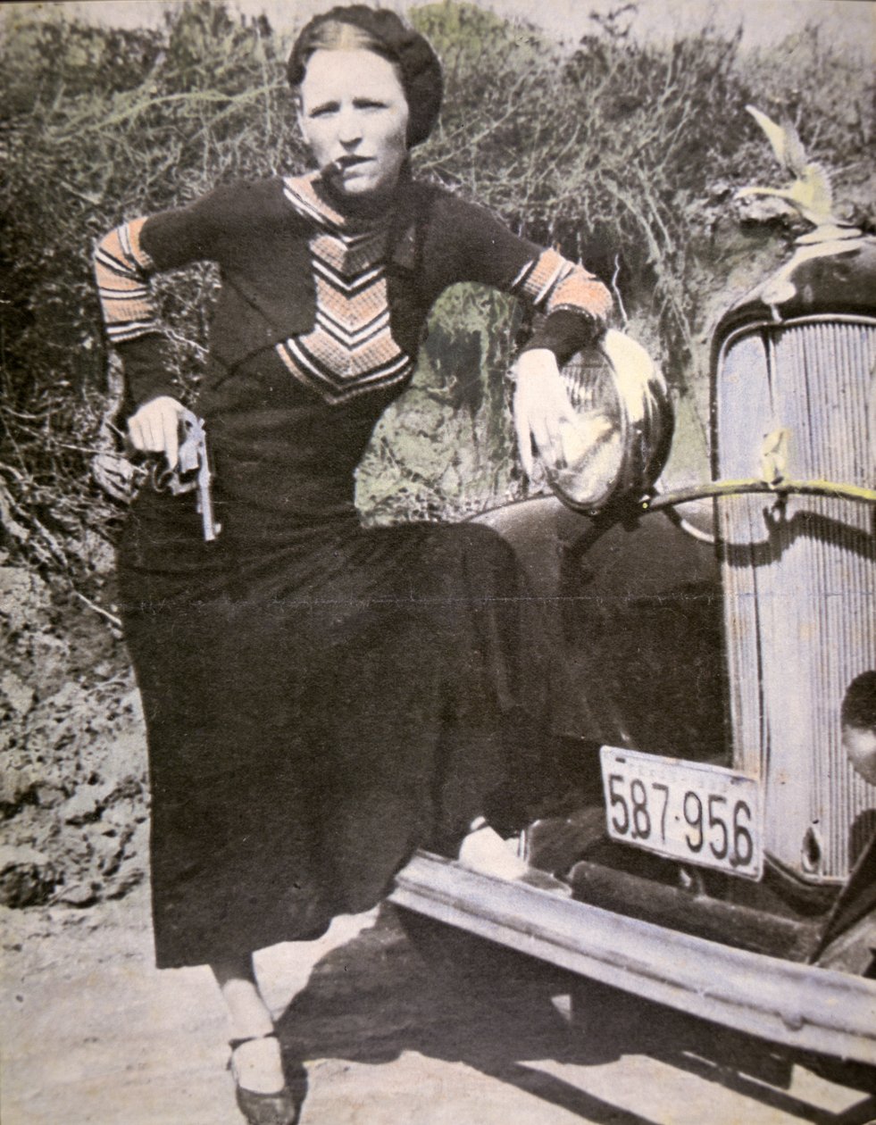 Bonnie Parker poseeraa "kovana" aseen ja sikarin kanssa, n. 1934 (b/w kuva) tekijältä American Photographer