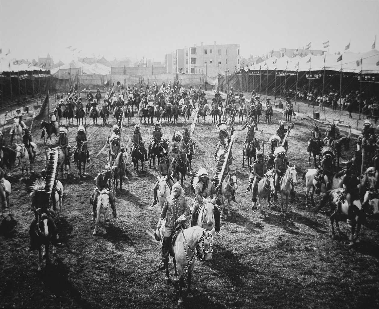 Buffalo Bill (1846-1917) ja hänen ratsastajansa paraatissa, Omaha, Nebraska tekijältä American Photographer