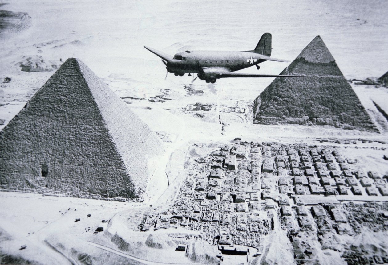 C-47 lentää Egyptin pyramidien yli tekijältä American Photographer
