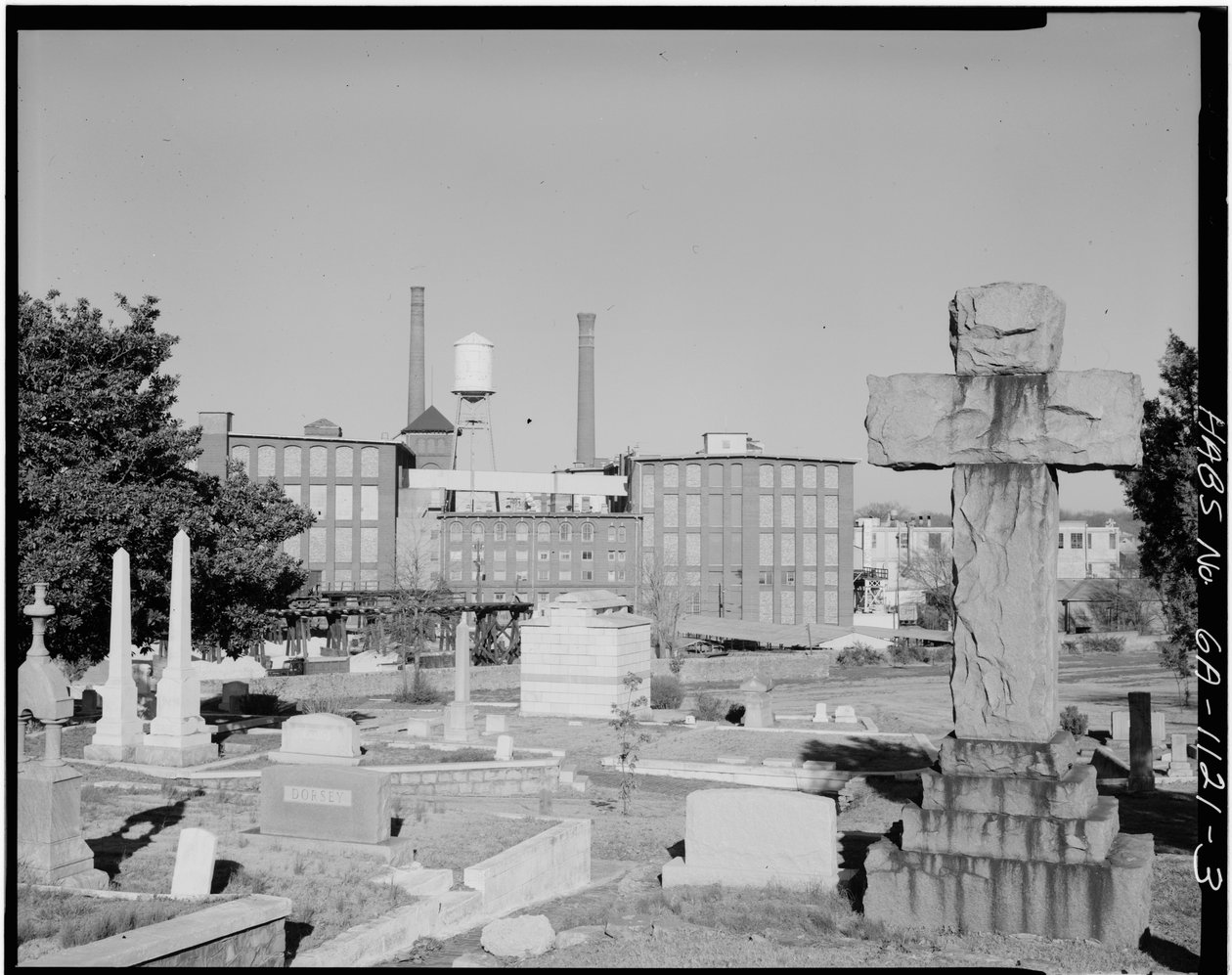 Cabbagetown District (yleiset näkymät), Boulevard, Pearl Street, Memorial Drive ja rautatieradat, Atlanta, Fulton County, GA (m/w kuva) tekijältä American Photographer