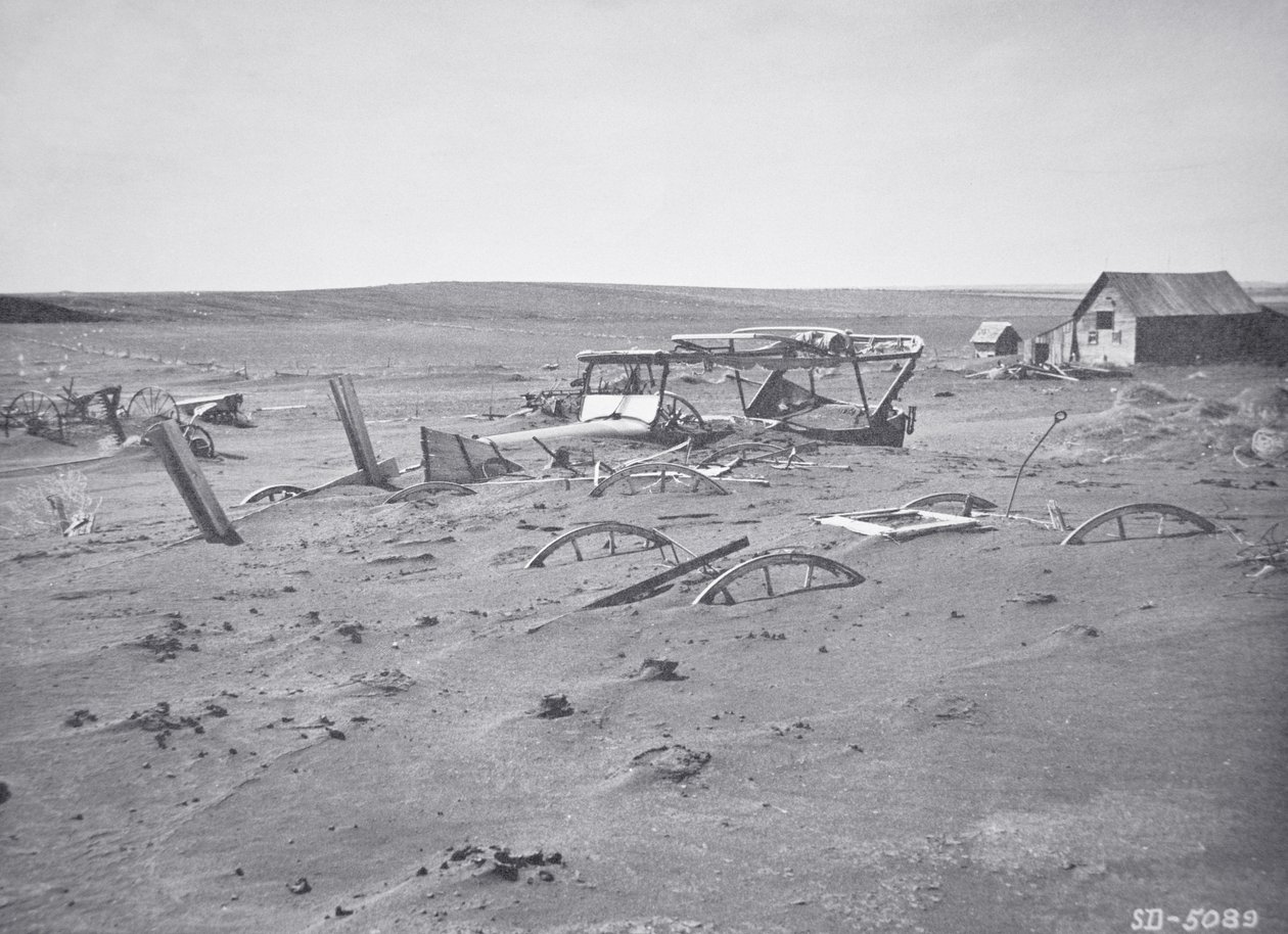 Pölyn ja hiekan peittämät autot ja maatalouskoneet, Dallas, Etelä-Dakota tekijältä American Photographer