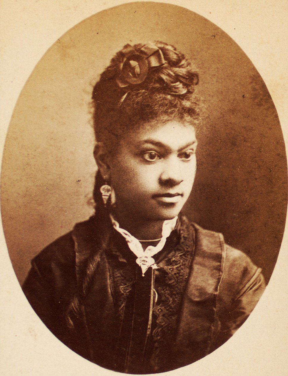 Carte de visite nuoresta afroamerikkalaisesta naisesta, n. 1870 tekijältä American Photographer