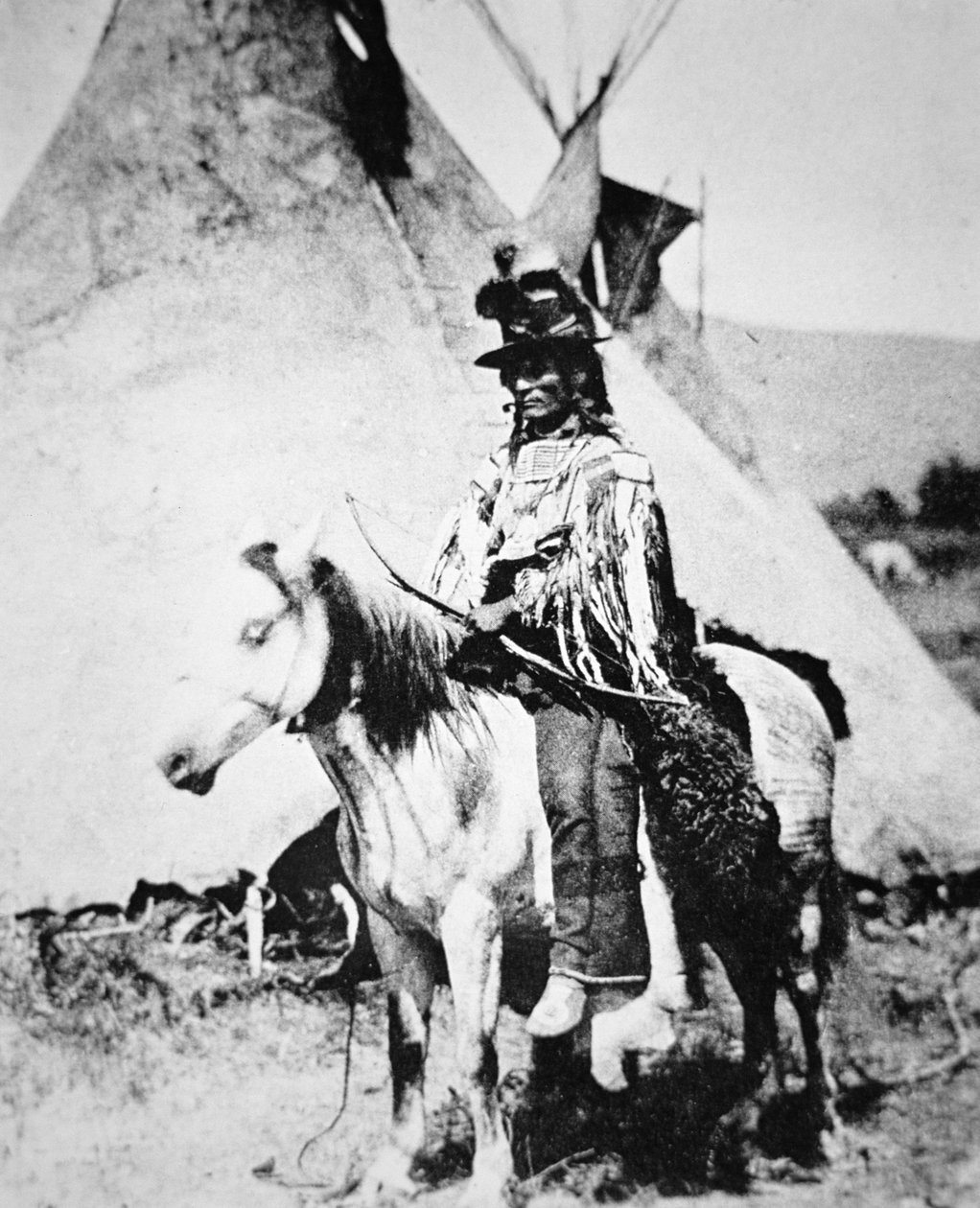 "Chief Looking Glass", n. 1875 (m/w kuva) tekijältä American Photographer