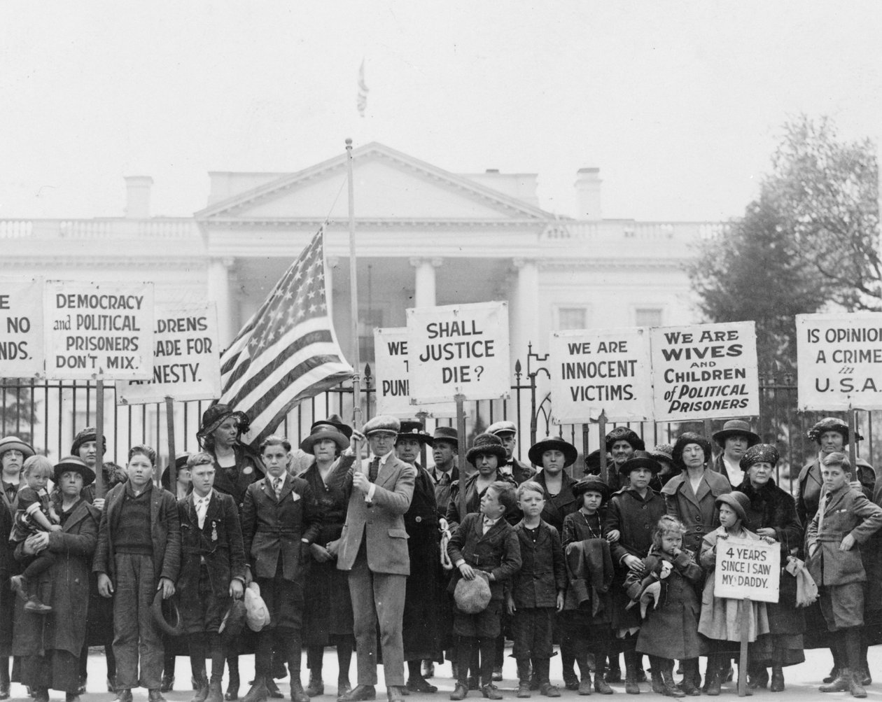 Lapset Valkoisessa talossa vetoavat presidenttiin poliittisten vankien vapauttamiseksi, 1922 (m/w kuva) tekijältä American Photographer