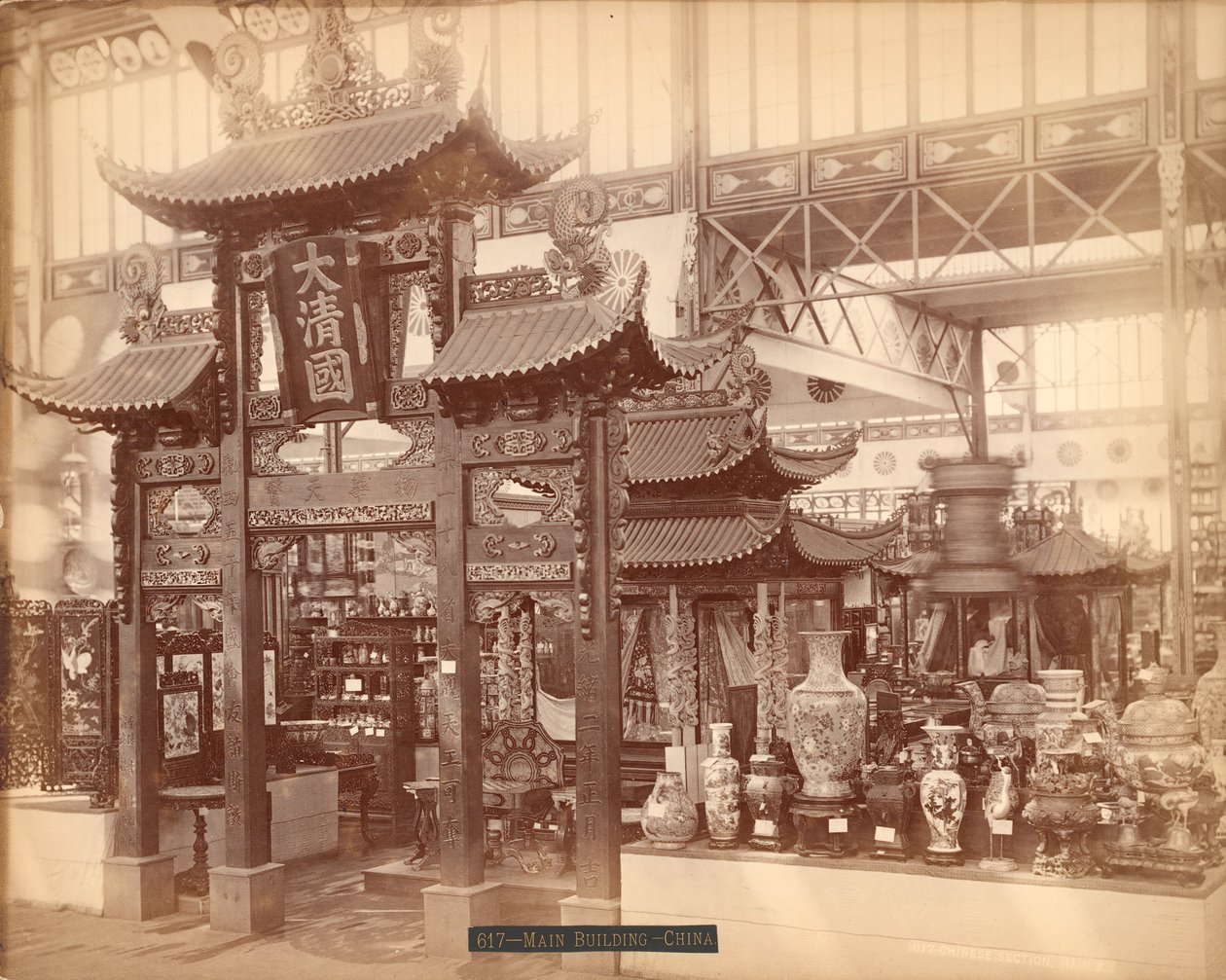 Kiinalainen osa, päärakennus, satavuotisjuhlanäyttely, Philadelphia, 1876 (albumiprintti) tekijältä American Photographer