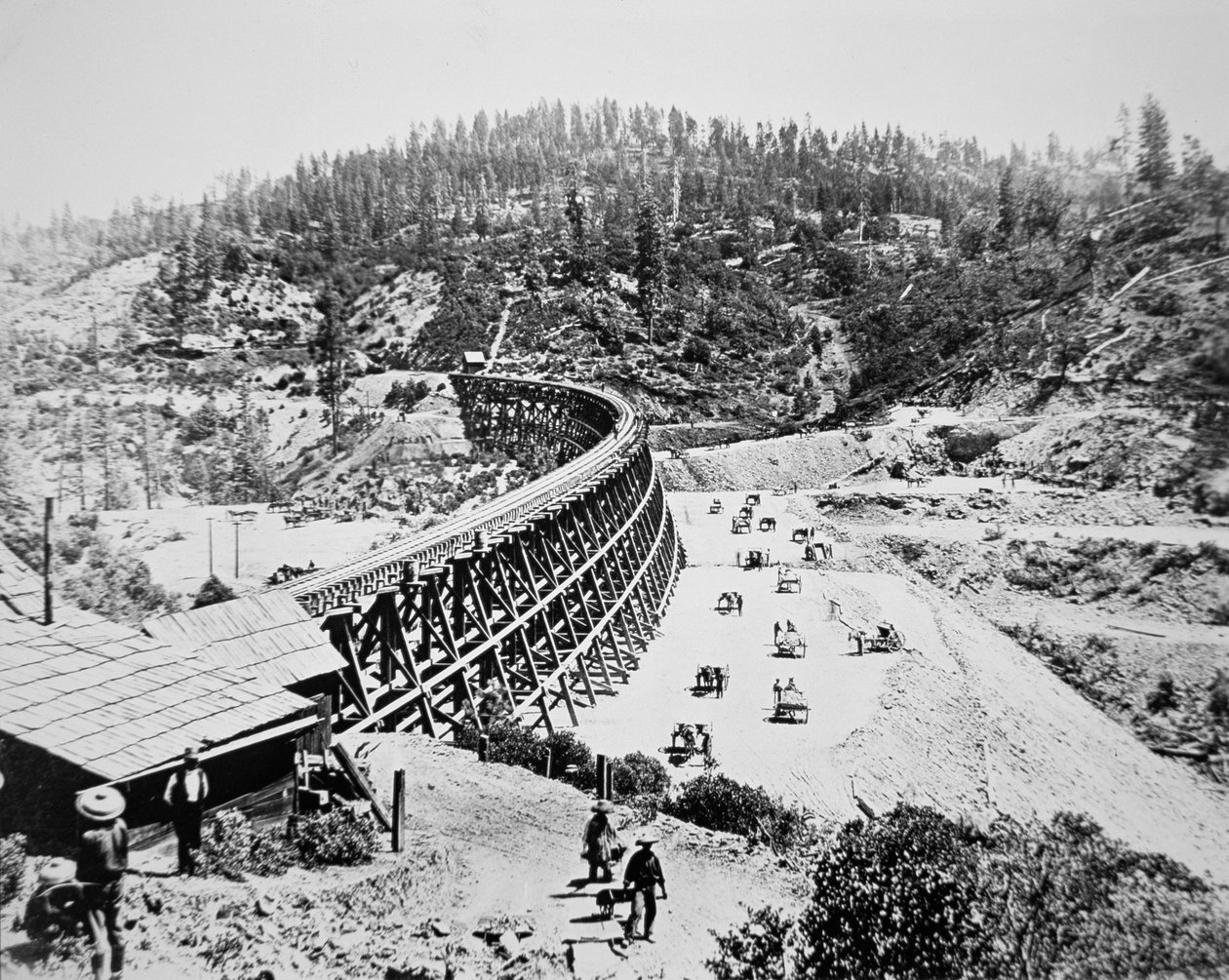 Kiinalaiset työntekijät työskentelevät pukkisillalla Sierra Nevadan vuorten länsirinteellä tekijältä American Photographer